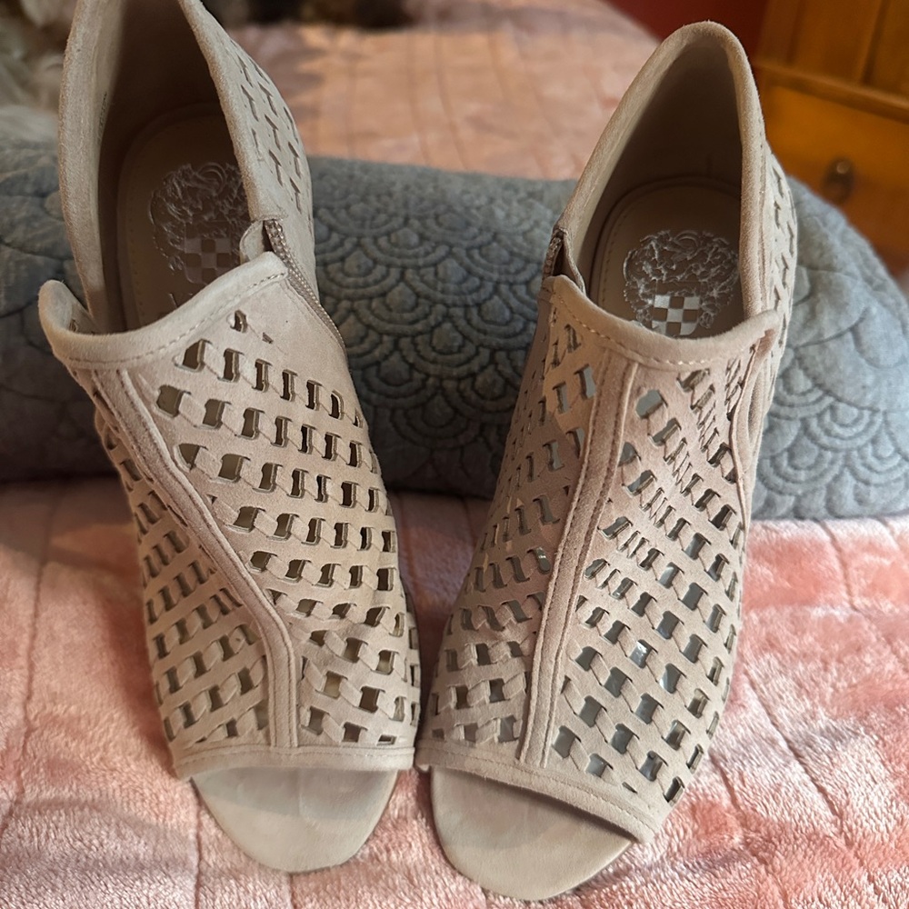 NIB Vince Camuto (VC-) Korlettan Taupe Suede Open‑Toe Booties – Size 7 / 37